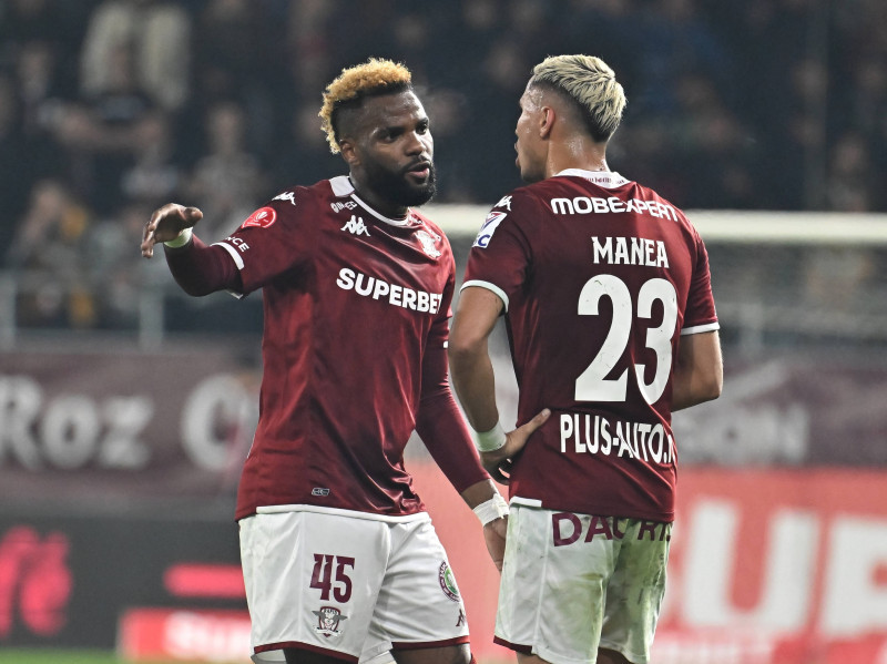 Aaron Salem Boupendza discutÄ� cu Cristian Marian Manea in meciul de fotbal dintre Rapid Bucuresti si Farul Constanta, d