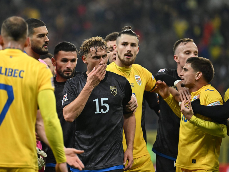 MĂ«rgim Vojvoda, Radu DrÄ�guČ™in si RÄ�zvan Marin intr-o disputa din meciul de fotbal dintre Romania si Kosovo, contand
