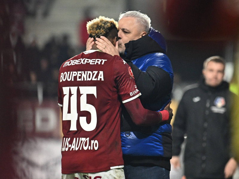 Marius Sumudica il saruta pe Aaron Salem Boupendza dupa un gol marcat in meciul de fotbal dintre Rapid Bucuresti si UTA