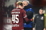 Marius Sumudica il saruta pe Aaron Salem Boupendza dupa un gol marcat in meciul de fotbal dintre Rapid Bucuresti si UTA