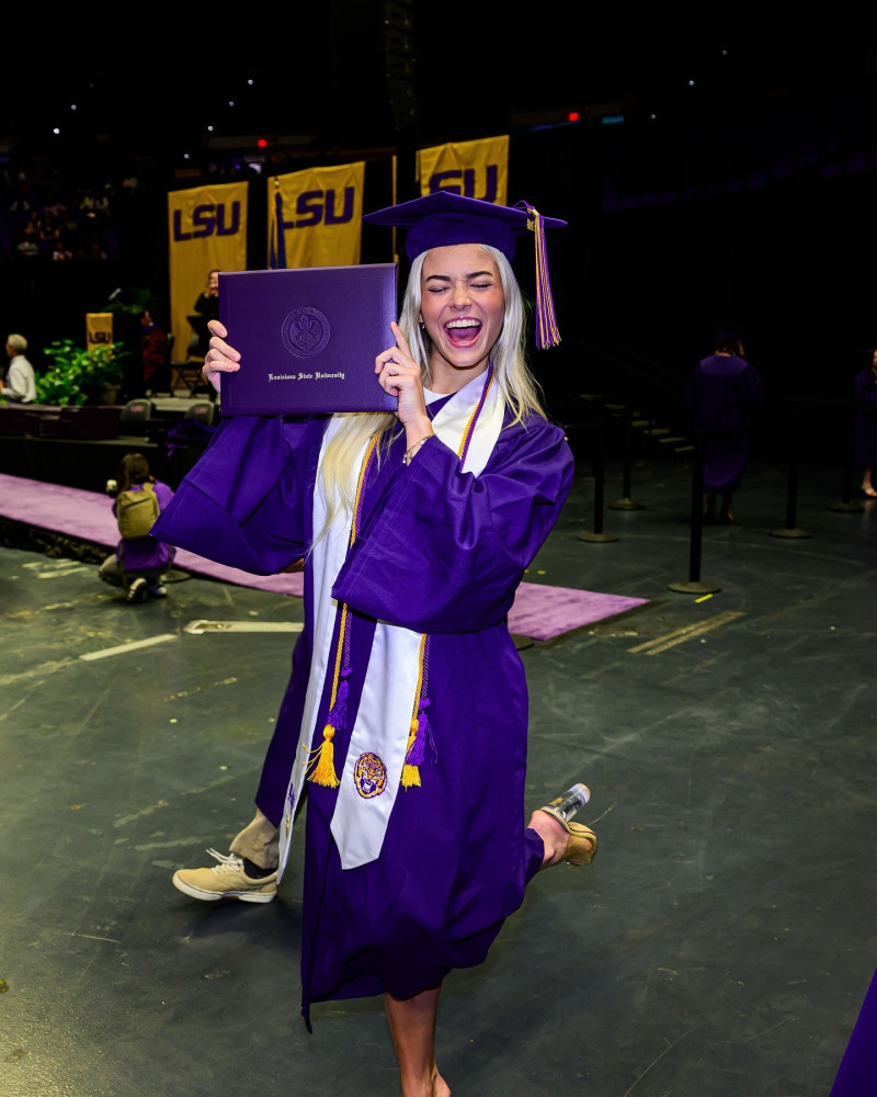 livvydunne_1734646294_3526791192656587090_45339167