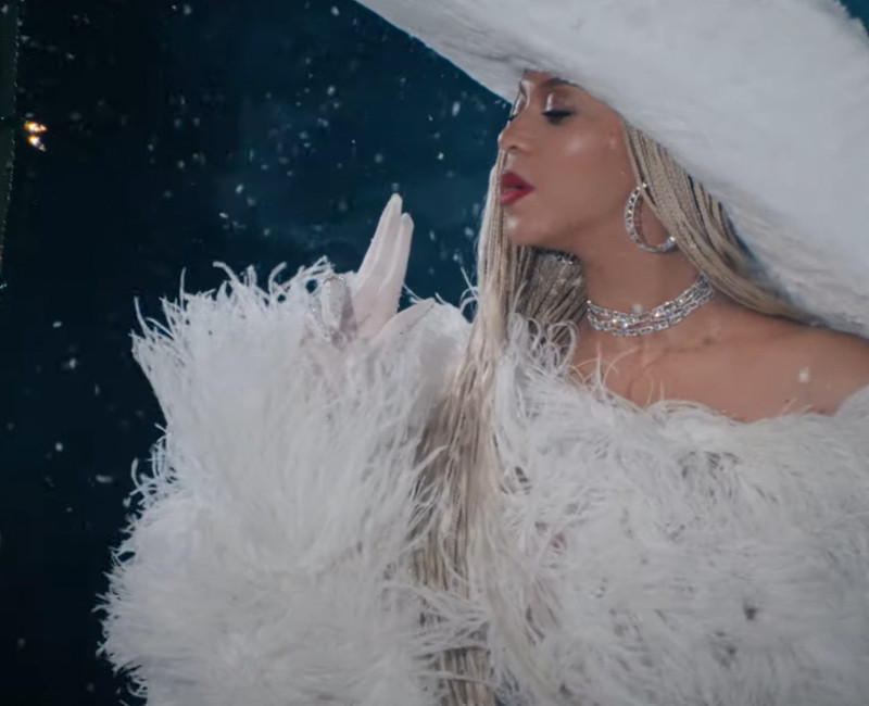 Beyoncé porte le collier Messika Move Addiction dans un teaser partagé sur ses réseaux sociaux, annonçant son show de la mi-temps lors du NFL Christmas Gameday.