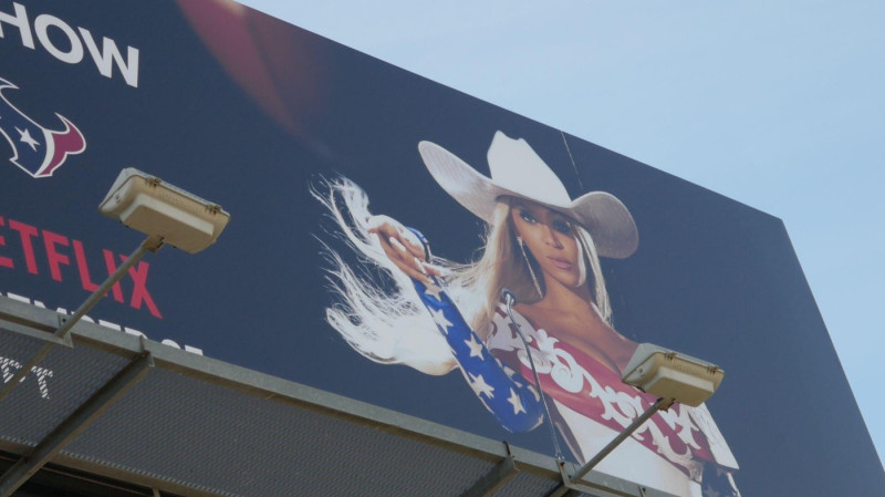 Los Angeles, California, USA 14th December 2024 Beyonce Christmas Day Half Time Show Netflix Billboard on Sunset Blvd on December 14, 2024 in Los Angeles, California, USA. Photo by Barry King/Alamy Stock Photo