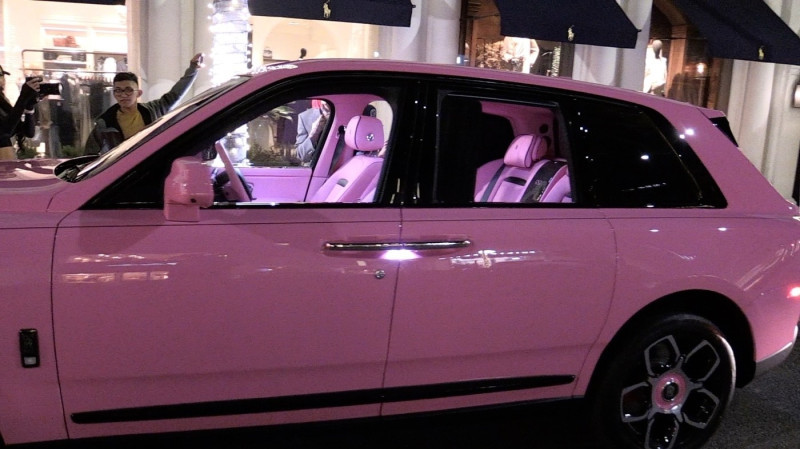 Jeffree Star drops over $500k on a custom 1/1 pink Rolls-Royce Cullinan SUV