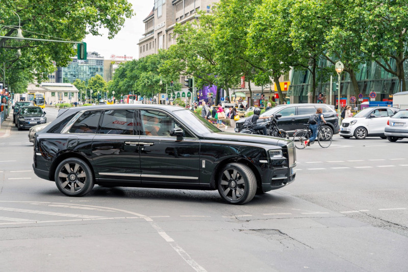 Berlin,10.06.2024,Rolls-Royce Cullinan Hubraum / Motor 6749 cmÂł / 12-Zylinder Leistung	420 kW / 571 PS bei 5000 U/min H
