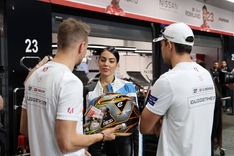 Nico Mueller (SUI), Georgina Rodriguez- Freundin von Christiano Ronaldo und Jake Dennis (GRB) Andretti in der Boxengasse