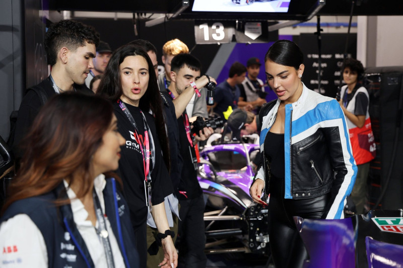 Georgina Rodriguez rechts- Freundin von Christiano Ronaldo und ihre Gefolgschaft vor der Porsche Box Boxengasse, FIA For