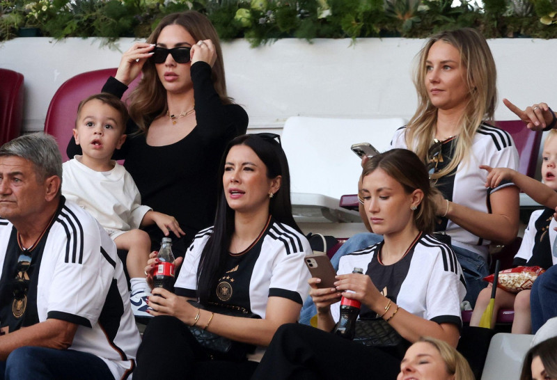 FIFA World Cup Qatar 2022 Group E match between Germany and Japan at Khalifa International Stadium on November 23, 2022 in Doha, Qatar. Deutschland Japan 1:2 Spielerfrauen Ann Kathrin Goetze mit Sohn Daniela Jehle Freundin von Marc Andre ter Stegen Laura