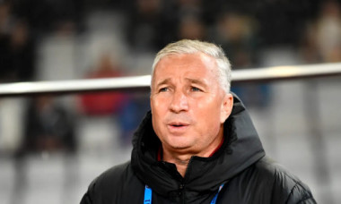 Primele imagini cu Dan Petrescu, după moartea mamei sale. Antrenorul lui CFR Cluj, răvășit la parastas