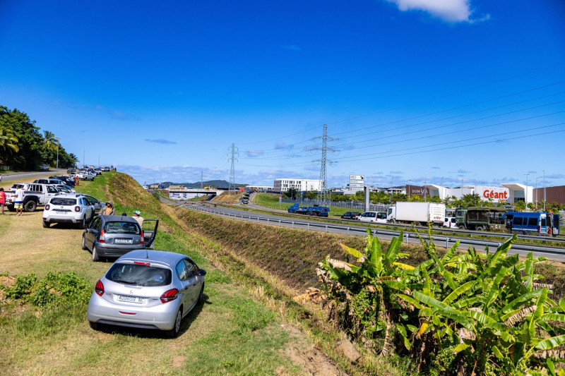 Friday, May 24 - Dumbéa - 12:00 PM - Heavy law enforcement presence on the Medipole Bridge to support the clearing operations of carcasses and bulky objects on the access roads by machinery, under the watchful eyes of the residents. President Emmanuel Mac