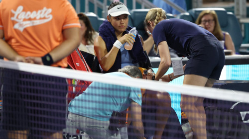Emma Răducanu, eliminată în sferturile de la Miami! A cerut de trei ori intervenția medicului
