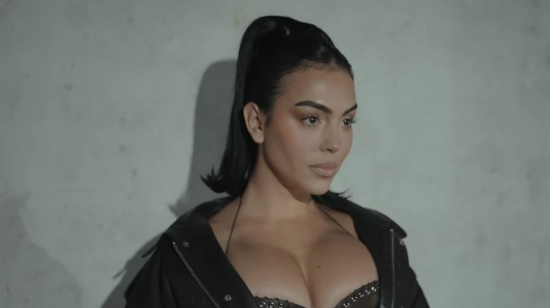 Georgina Rodríguez gives a look behind the scenes during Paris Fashion Week