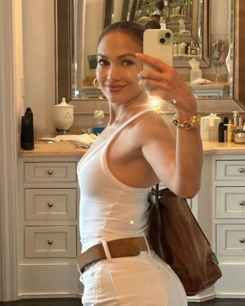 jlo_1721483442_3416373190319354826_305701719