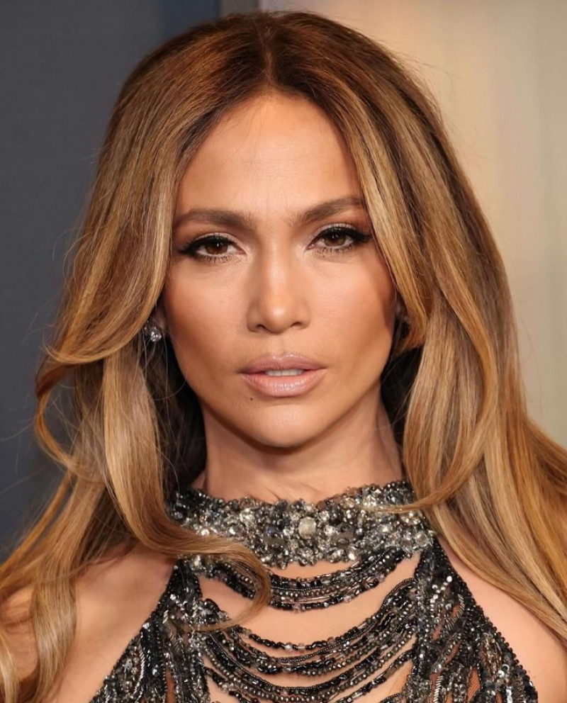 jlo_1731906663_3503809503349302533_305701719