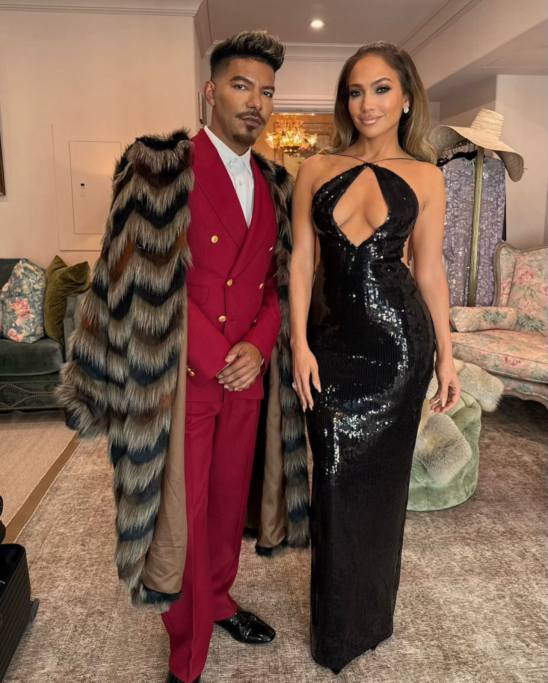 jlo_1733701453_3518865294704189199_305701719