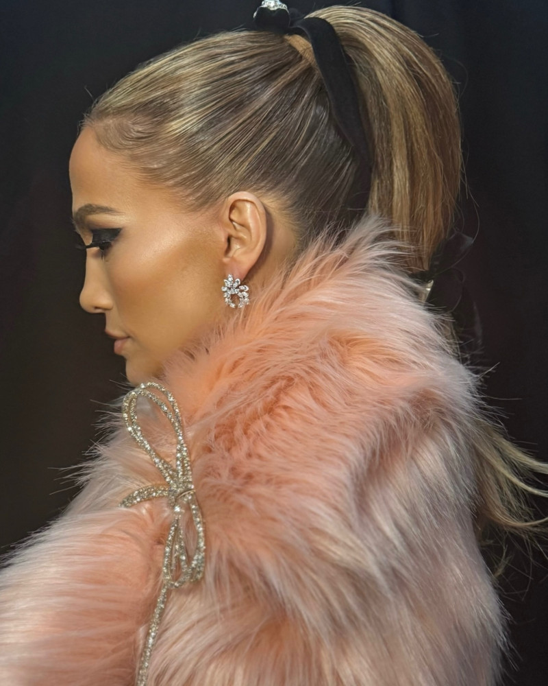 jlo_1738562411_3559641964586747324_305701719