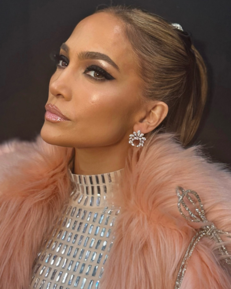 jlo_1738562411_3559641964653930280_305701719