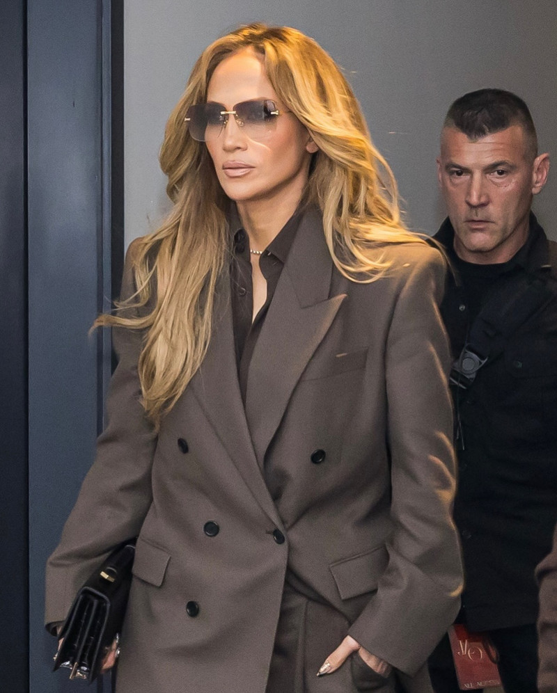jlo_1739975514_3571495931589503429_305701719