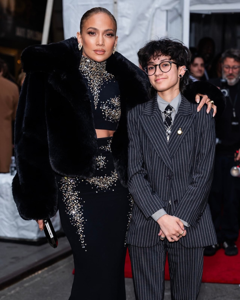 jlo_1742830174_3595442558558356200_305701719