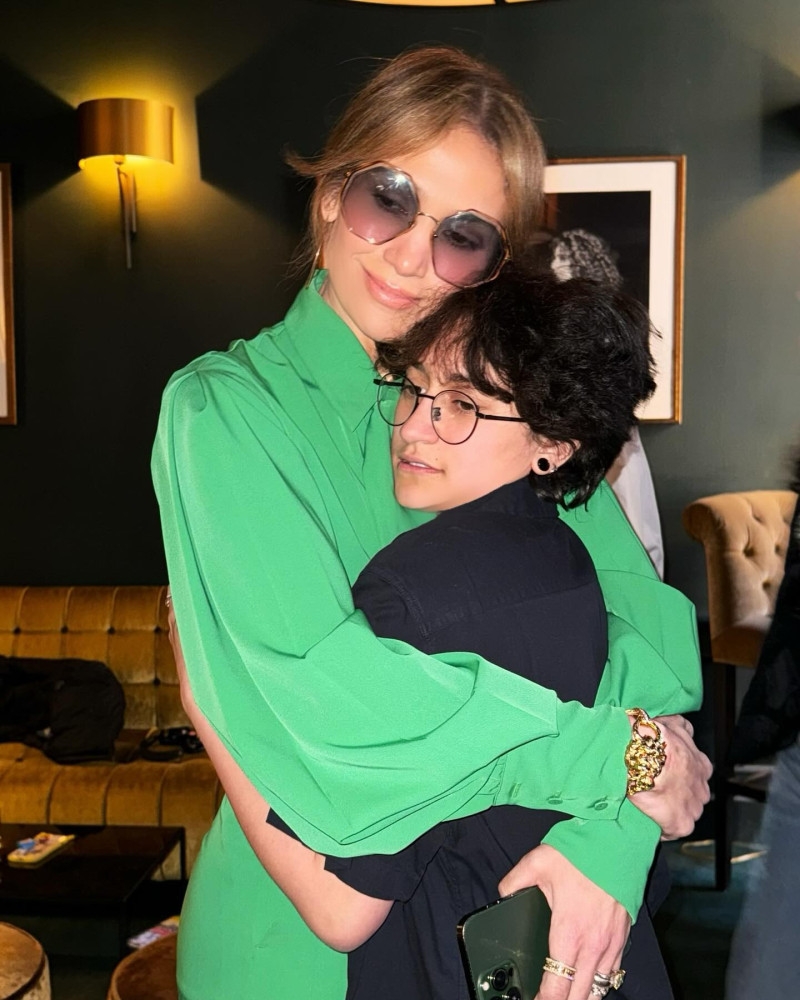 jlo_1711339184_3331276983411616032_305701719
