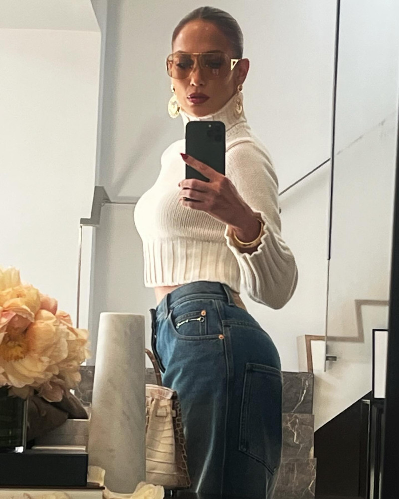 jlo_1712460263_3340681279605492589_305701719