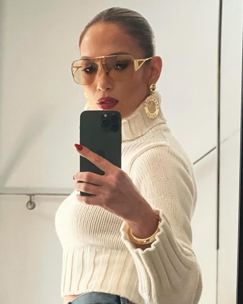 jlo_1712460263_3340681279638874324_305701719