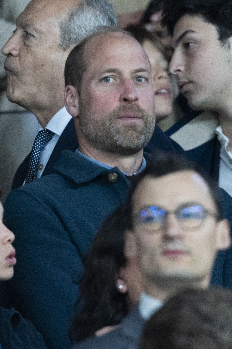 Le prince William, prince de Galles, et son fils, le prince George de Galles, assistent au match aller du quart de finale de Ligue des champions entre le PSG et Aston Villa (3-1) au Parc des Princes à Paris