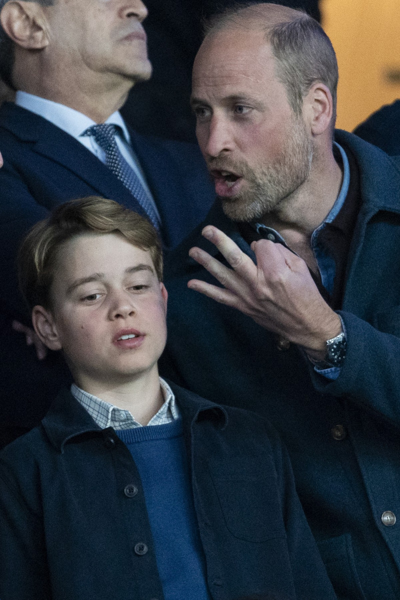 Le prince William, prince de Galles, et son fils, le prince George de Galles, assistent au match aller du quart de finale de Ligue des champions entre le PSG et Aston Villa (3-1) au Parc des Princes à Paris