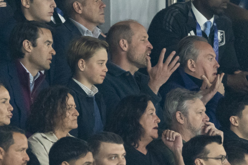 Le prince William, prince de Galles, et son fils, le prince George de Galles, assistent au match aller du quart de finale de Ligue des champions entre le PSG et Aston Villa (3-1) au Parc des Princes à Paris