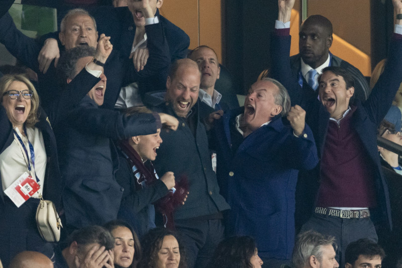 Le prince William, prince de Galles, et son fils, le prince George de Galles, assistent au match aller du quart de finale de Ligue des champions entre le PSG et Aston Villa (3-1) au Parc des Princes à Paris