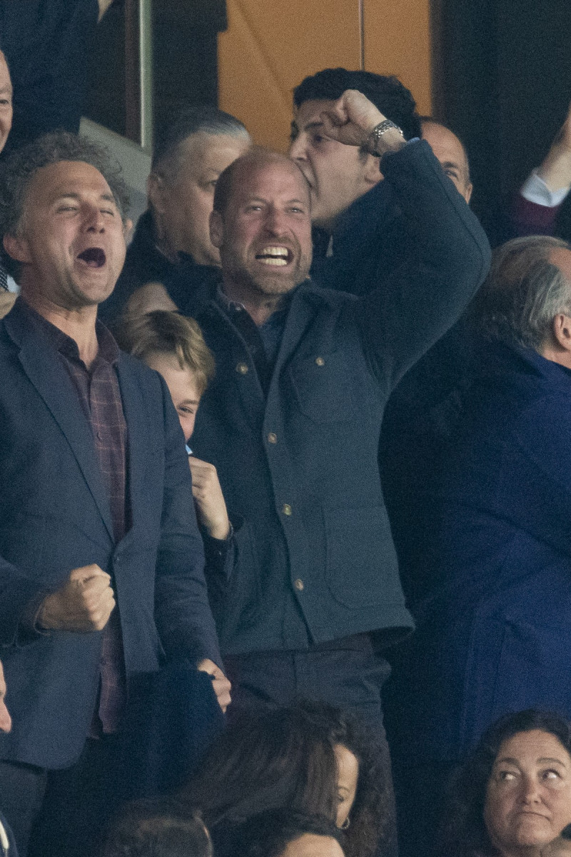 Le prince William, prince de Galles, et son fils, le prince George de Galles, assistent au match aller du quart de finale de Ligue des champions entre le PSG et Aston Villa (3-1) au Parc des Princes à Paris