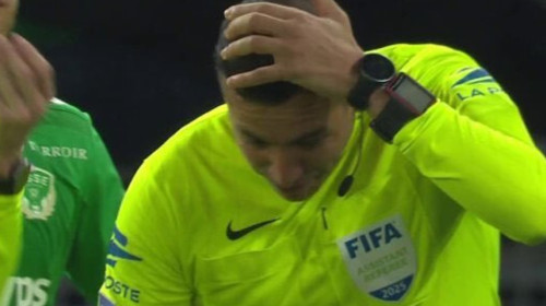Saint-Etienne - Lyon, întrerupt 45 de minute, după ce un arbitru a fost lovit în cap cu un obiect din tribune! Ce a urmat