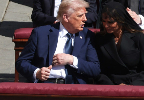 Donald Trump nu s-a ferit de cuvinte: ”Sunt proști?”. La câteva ore distanță, a oferit ”fotografia anului”, la Vatican