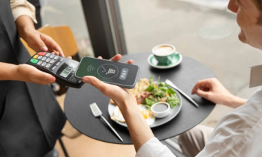 Cum se folosesc escrocii de tehnologia NFC pentru a fura banii de pe card? Atacul e nedetectabil