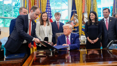 Donald Trump a făcut anunțul și prețurile ”au explodat”: 65.000 € de persoană