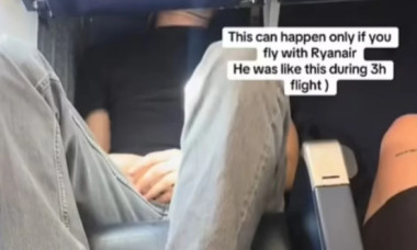 Un clip cu poziția în care dormea un pasager în avion, viral pe TikTok. „Nu-i o idee rea"