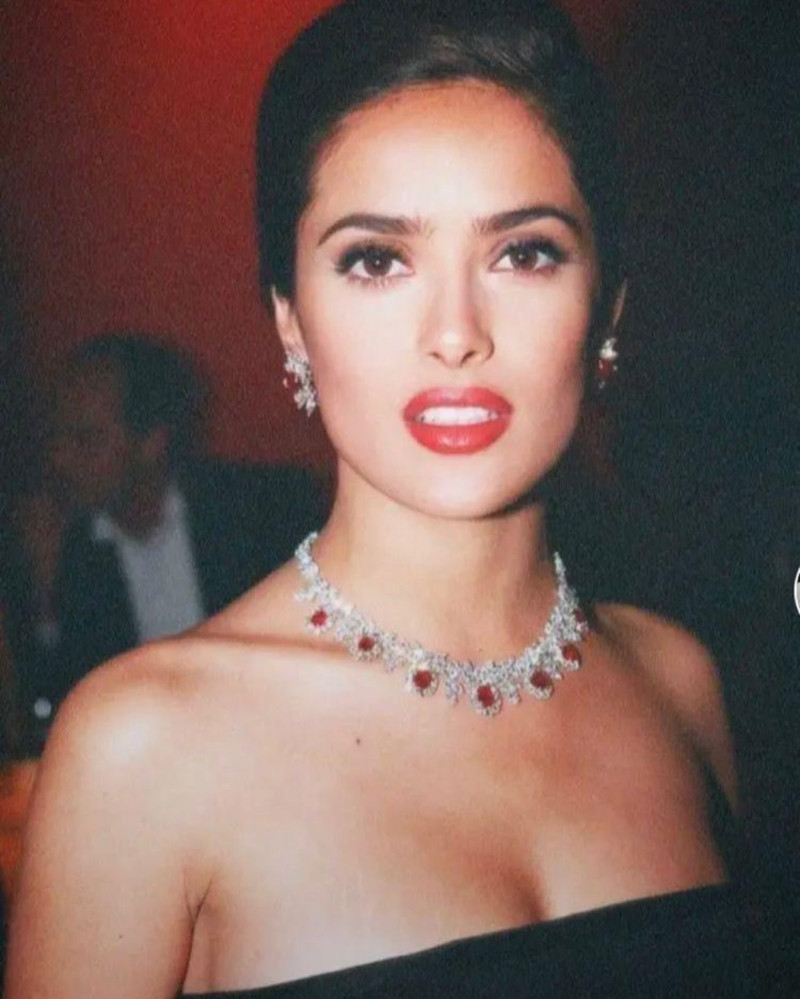 salmahayek_1734703075_3527267510835725654_1777628093