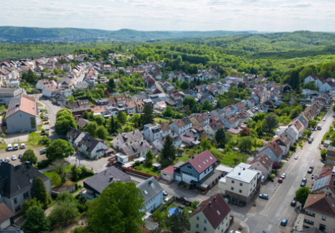 Un sat fără gară, cu 4 magazine și 13.000 de locuitori a lăsat ”mască” toată țara: a ajuns la ”masa bogaților”