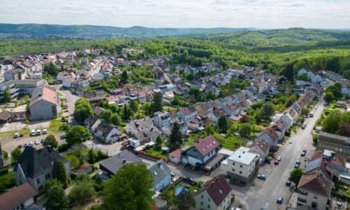 Un sat fără gară, cu 4 magazine și 13.000 de locuitori a lăsat ”mască” toată țara: a ajuns la ”masa bogaților”
