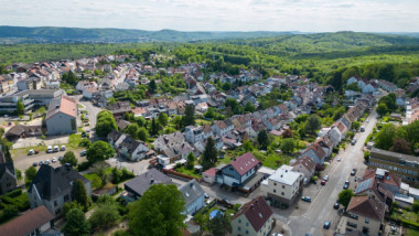 Un sat fără gară, cu 4 magazine și 13.000 de locuitori a lăsat ”mască” toată țara: a ajuns la ”masa bogaților”