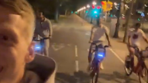 Imediat după ce au câștigat titlul, patru jucători ai Barcelonei au luat bicicletele și au mers direct la spital
