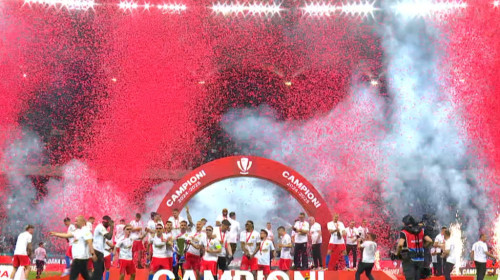 FCSB a primit trofeul de campioană! Fiesta pe teren, după victoria cu Universitatea Craiova