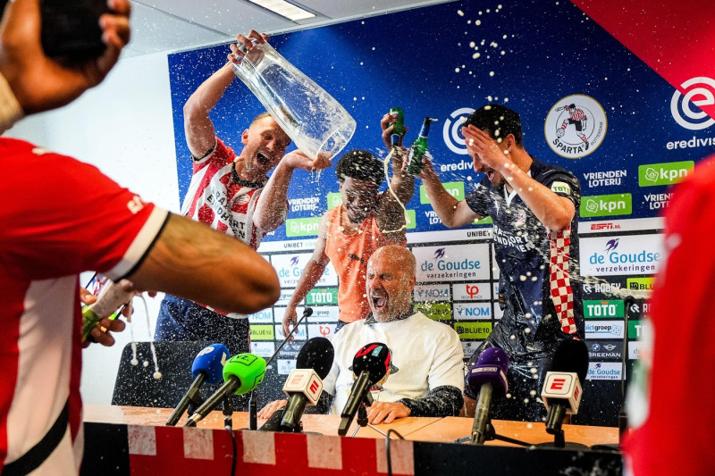Rotterdam - PSV head coach Peter Bosz receives a beer shower from Luuk de Jong of PSV, Malik Tillman of PSV and Olivier Boscagli of PSV during the thirty-fourth competition round of the Eredivisie season 2024/2025. The match is set between Sparta Rotterda