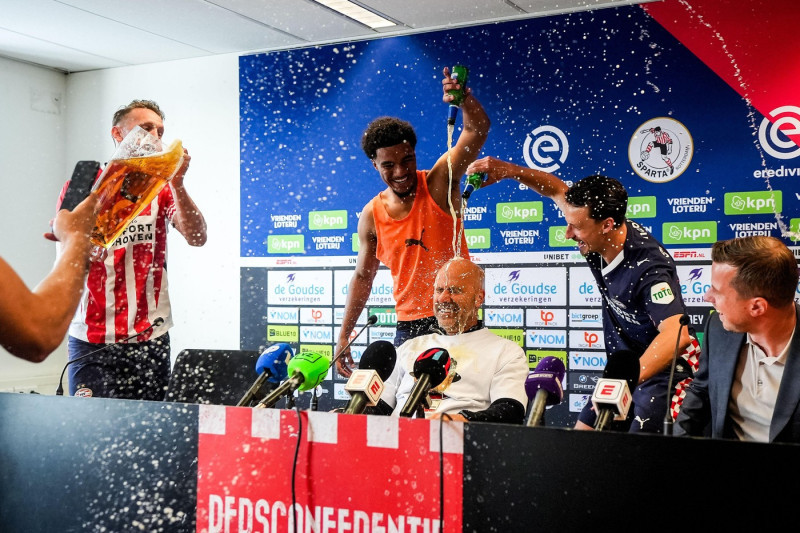 Rotterdam - PSV head coach Peter Bosz receives a beer shower from Luuk de Jong of PSV, Malik Tillman of PSV and Olivier Boscagli of PSV during the thirty-fourth competition round of the Eredivisie season 2024/2025. The match is set between Sparta Rotterda