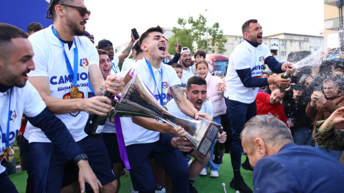 FC Argeș a primit trofeul de campioană și a sărbătorit alături de fani, după ce a terminat pe primul loc în Liga 2
