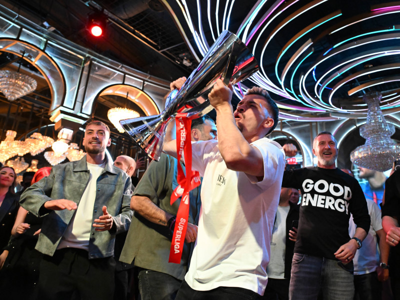 FOTBAL:SARBATOARE CLUB FCSB CASTIGAREA SUPERLIGII SUPERBET (17.05.2025)