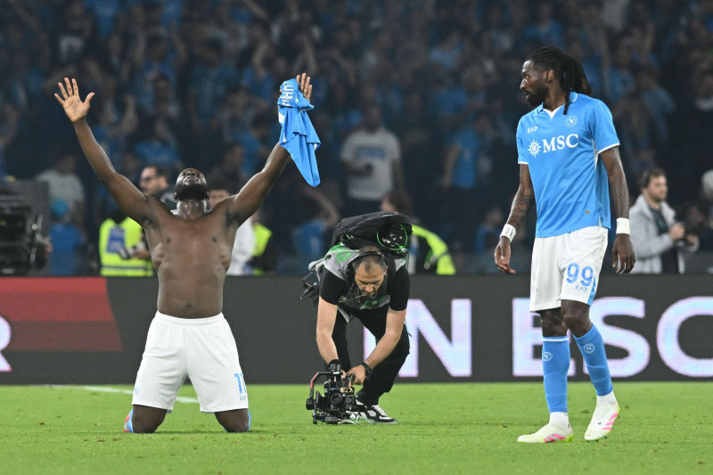 Romelu Lukaku of SSC Napoli celebrate at the end of the race during the Seie A Enelive match between SSC Napoli vs Cagliari Calcio at Diego Armndo Maradona Stadium
