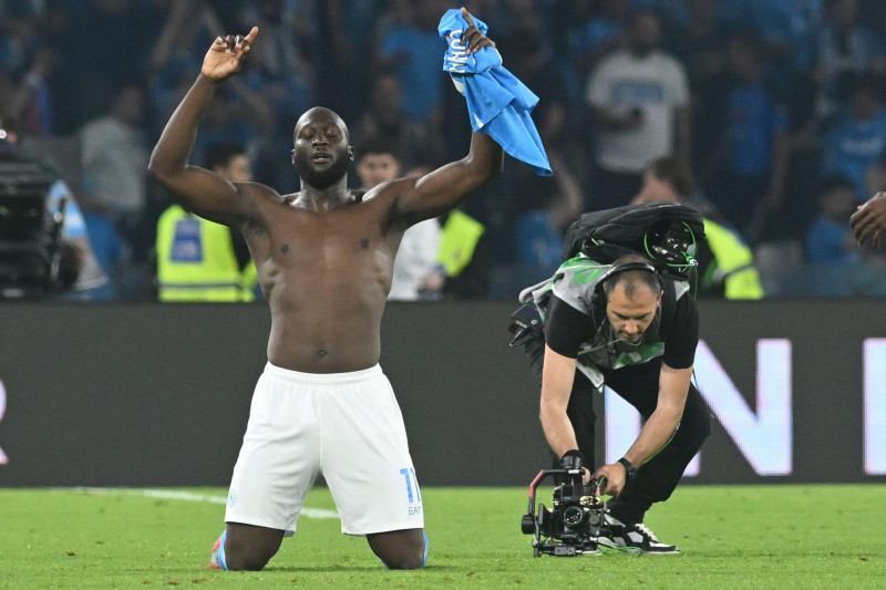 Romelu Lukaku of SSC Napoli celebrate at the end of the race during the Seie A Enelive match between SSC Napoli vs Cagliari Calcio at Diego Armndo Maradona Stadium
