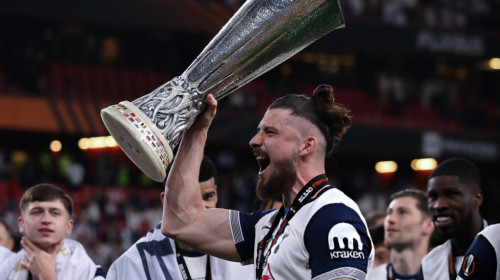 Au început negocierile: 34.000.000 €! Liverpool i-a dat o veste excelentă lui Radu Drăgușin