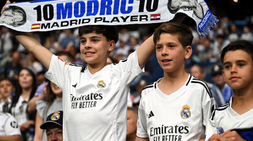Fanii lui Real Madrid au afișat două bannere uriașe la adresa lui Luka Modric și Carlo Ancelotti, la meciul cu Sociedad